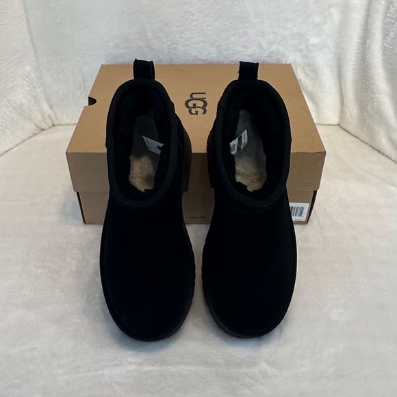 UGG Women's Classic Ultra Mini New Heights in Black size 8 "Like New in Box” - Picture 7 of 8